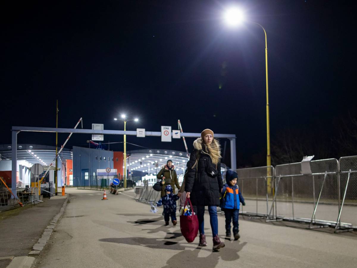 Vor allem Frauen und Kinder flüchten vor dem Krieg in der Ukraine und kommen über den Grenzübergang in die Slowakei.