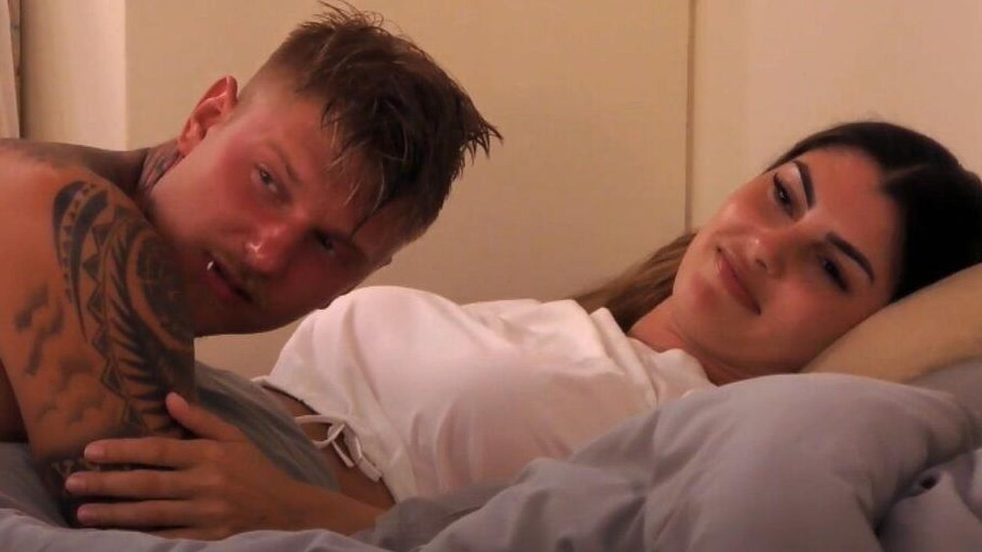 Yeliz Koc und Paco Herb liegen in der RTLZWEI-Sendung „Kampf der Realitystars“ gemeinsam im Bett.