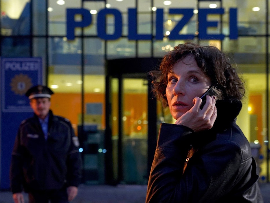 HANDOUT - 22.05.2022, Berlin: Nina Rubin (Meret Becker) in einer Szene des ARD-Krimis «Tatort - Das Mädchen, das allein nach Haus' geht» (undatierte Filmszene). Der letzte Berliner «Tatort» mit Meret Becker als Nina Rubin ist am 22. Mai im Ersten zu sehen.