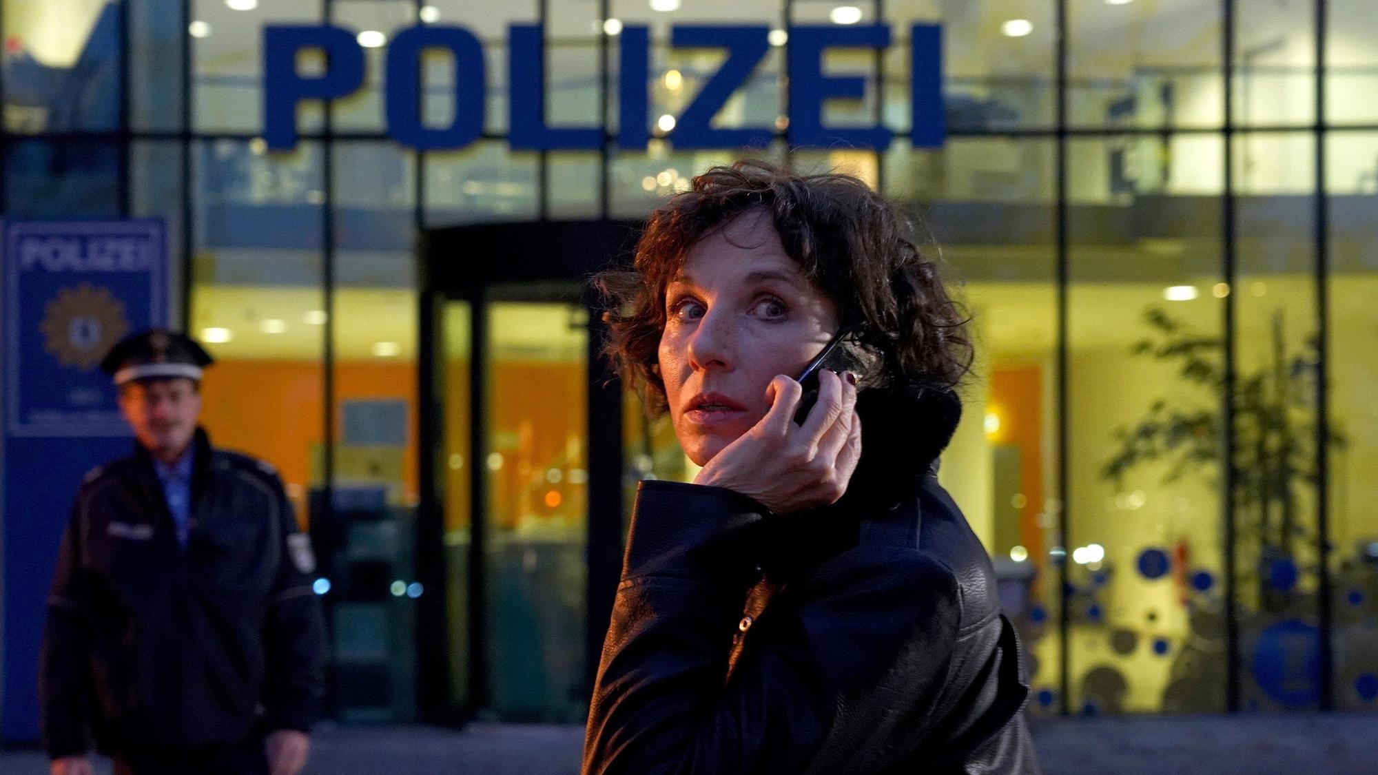 HANDOUT - 22.05.2022, Berlin: Nina Rubin (Meret Becker) in einer Szene des ARD-Krimis «Tatort - Das Mädchen, das allein nach Haus' geht» (undatierte Filmszene). Der letzte Berliner «Tatort» mit Meret Becker als Nina Rubin ist am 22. Mai im Ersten zu sehen.