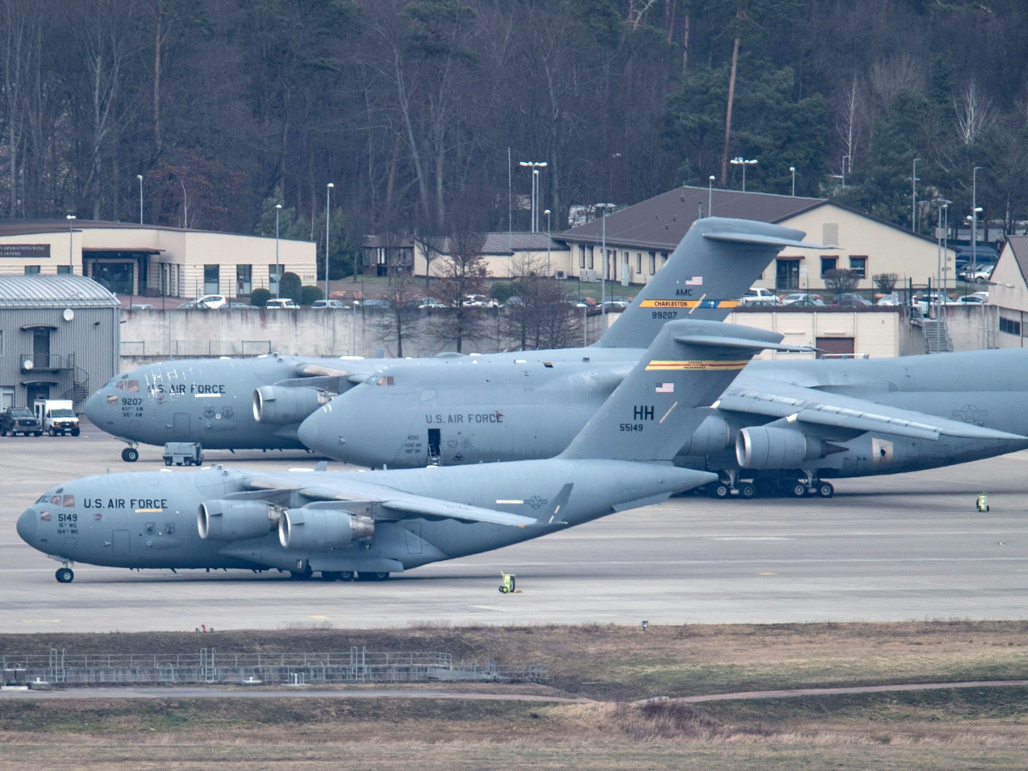 Flugzeuge stehen auf der US-Airbase in Ramstein.