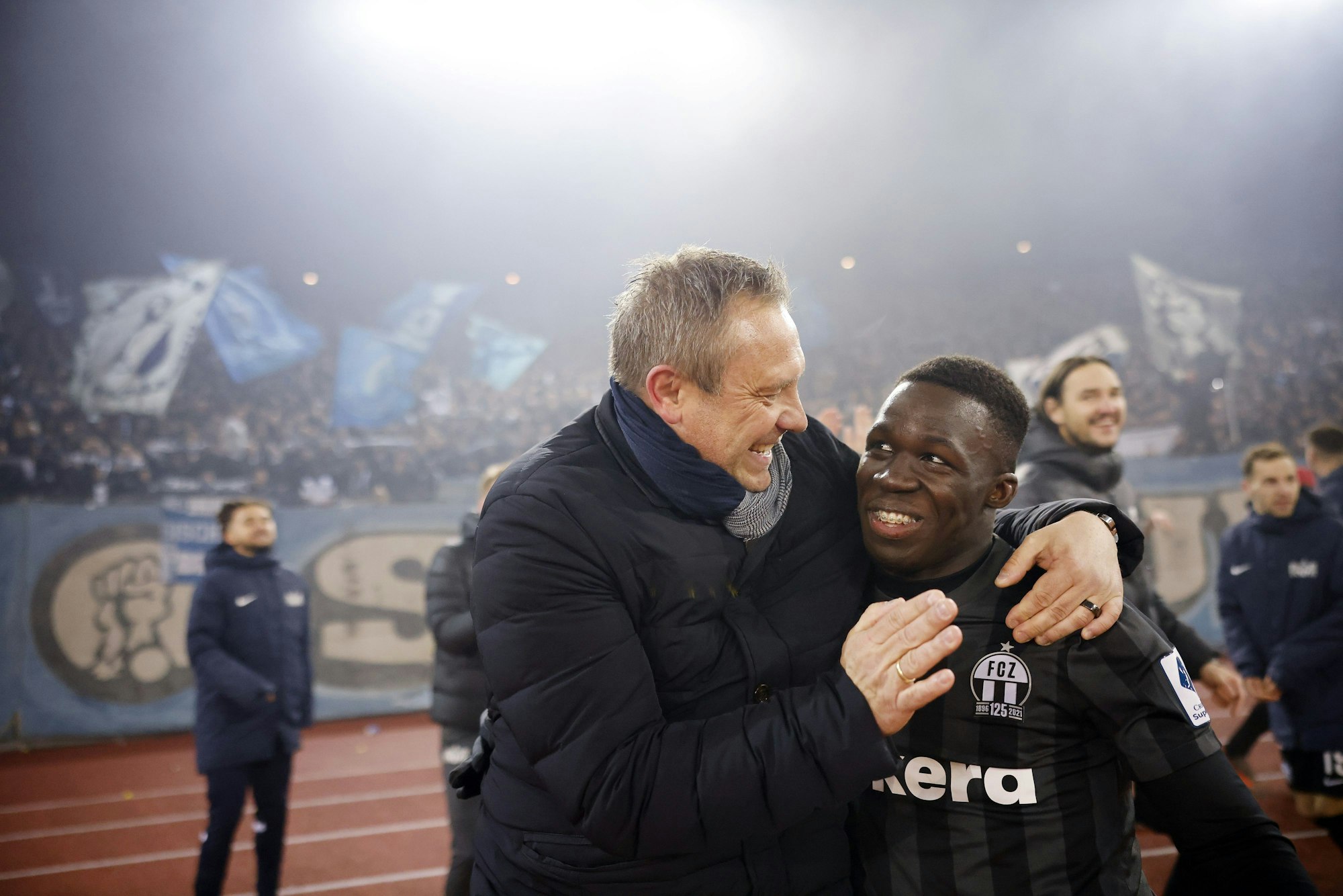 FCZ-Trainer Andre Breitenreiter (l) jubelt mit Wilfried Gnonto nach dem Sieg.