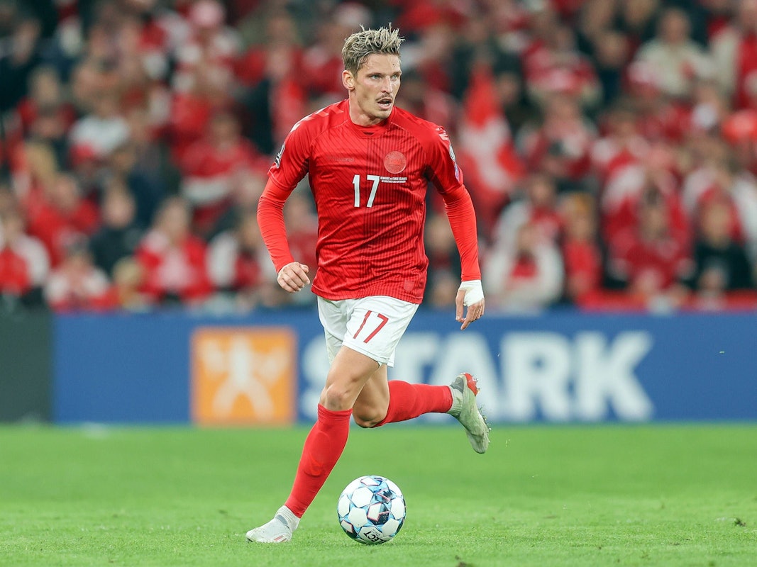 Jens Stryger Larsen spielt für die dänische Fußball-Nationalmannschaft gegen Färöer.