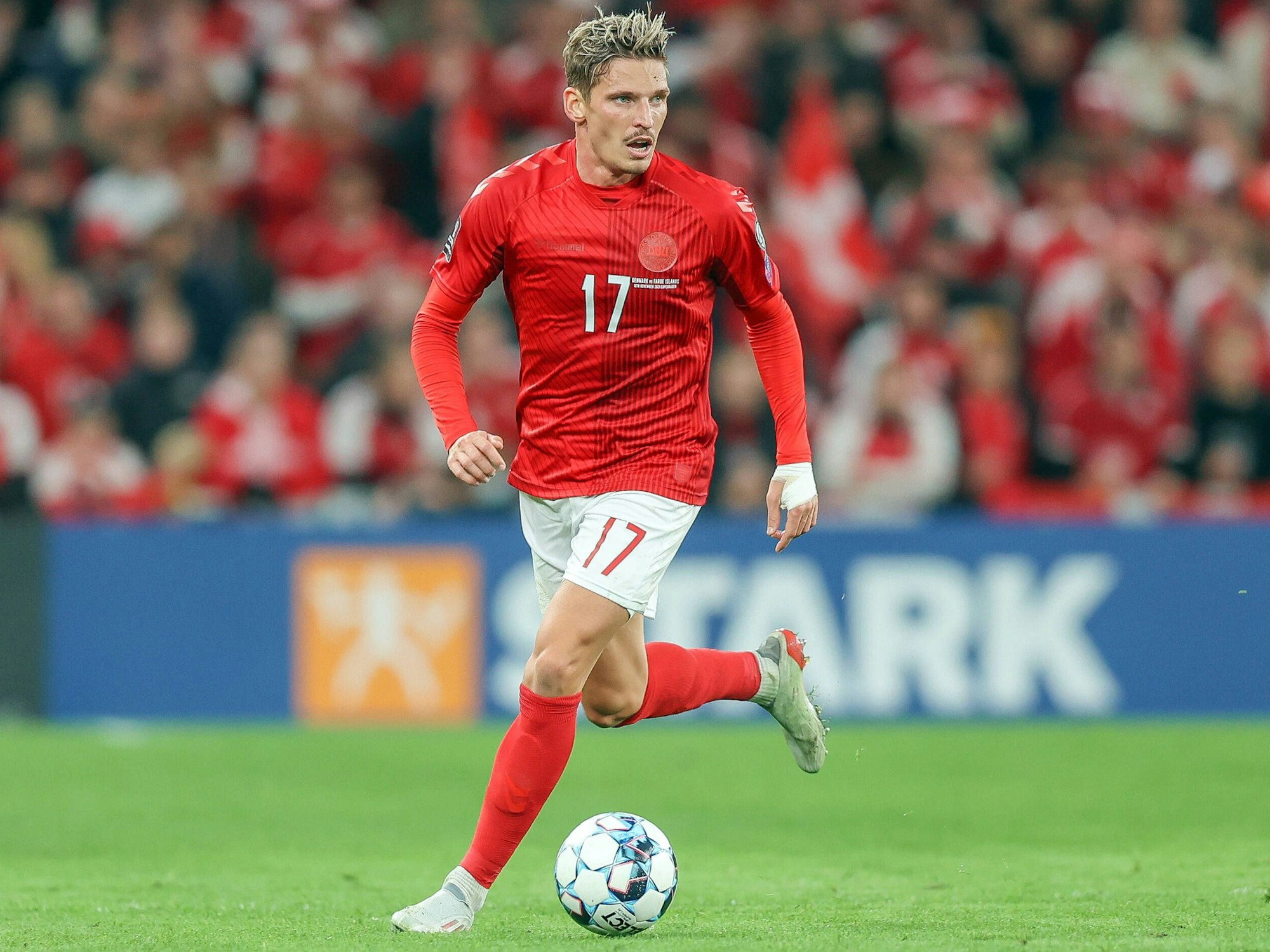 Jens Stryger Larsen spielt für die dänische Fußball-Nationalmannschaft gegen Färöer.