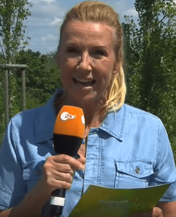 Andrea Kiewel moderiert den ZDF- „Fernsehgarten“ am 22. Mai 2022.