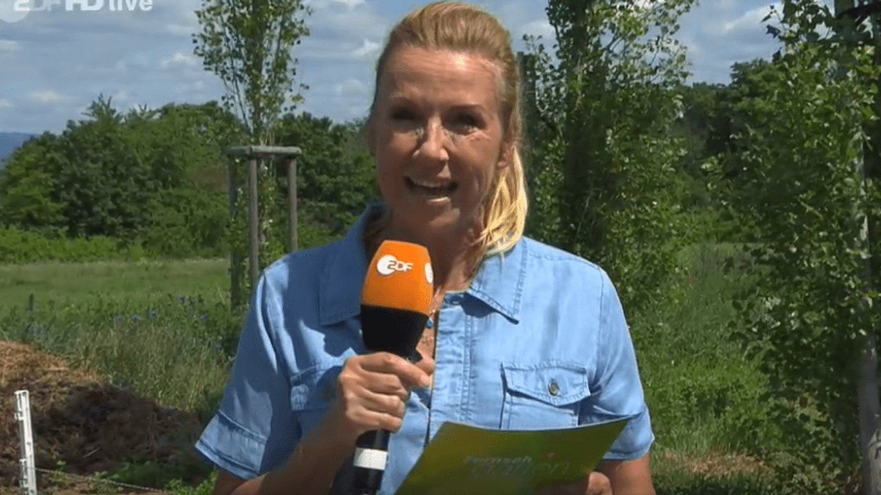 Andrea Kiewel moderiert den ZDF- „Fernsehgarten“ am 22. Mai 2022.