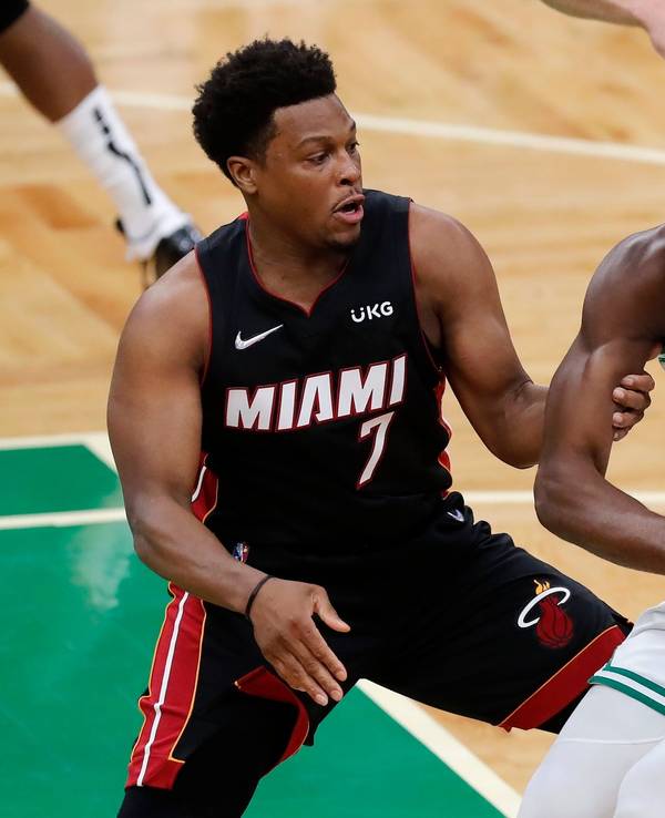 Die Basketball-Profis Jaylen Brown und Kyle Lowry in Aktion.