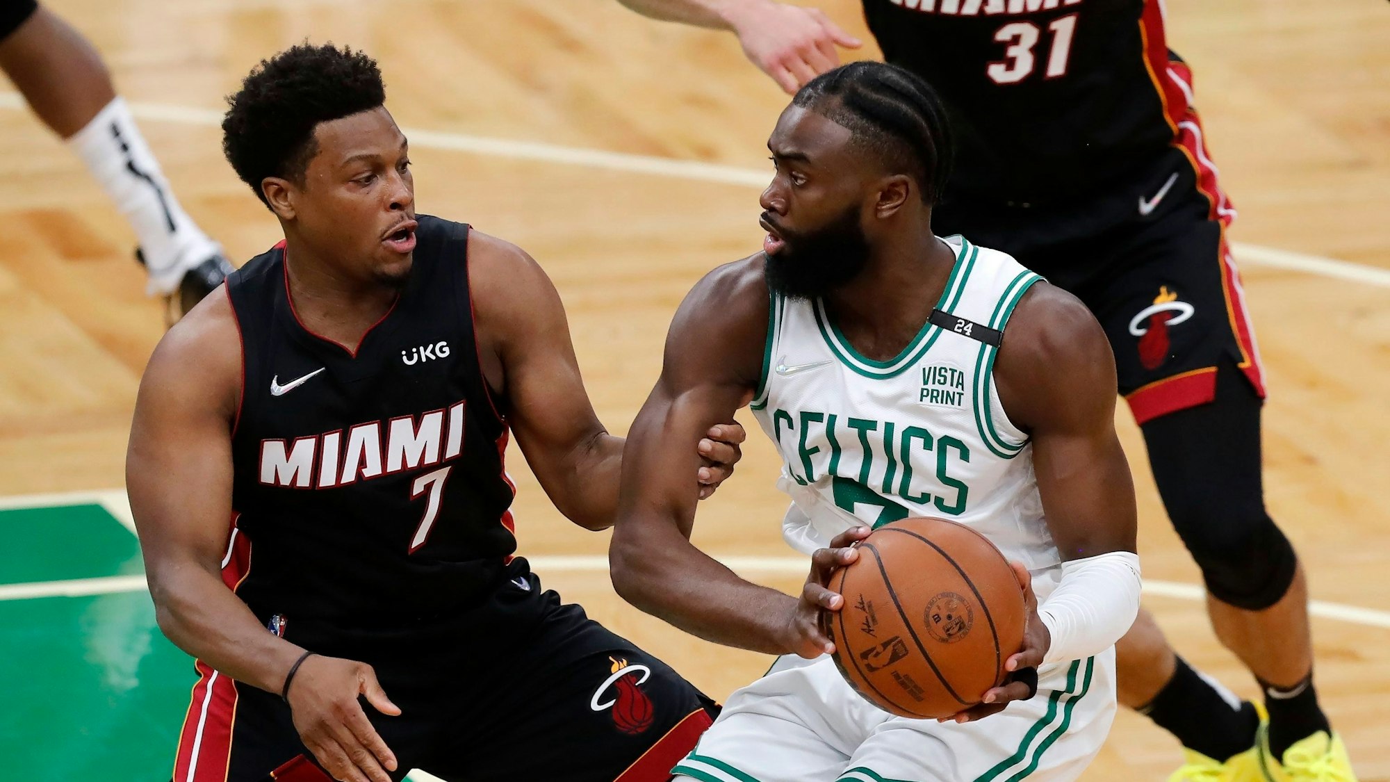 Die Basketball-Profis Jaylen Brown und Kyle Lowry in Aktion.