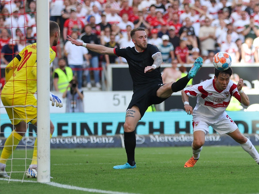 Wataru Endo trifft für den VfB Stuttgart gegen den 1. FC Köln.
