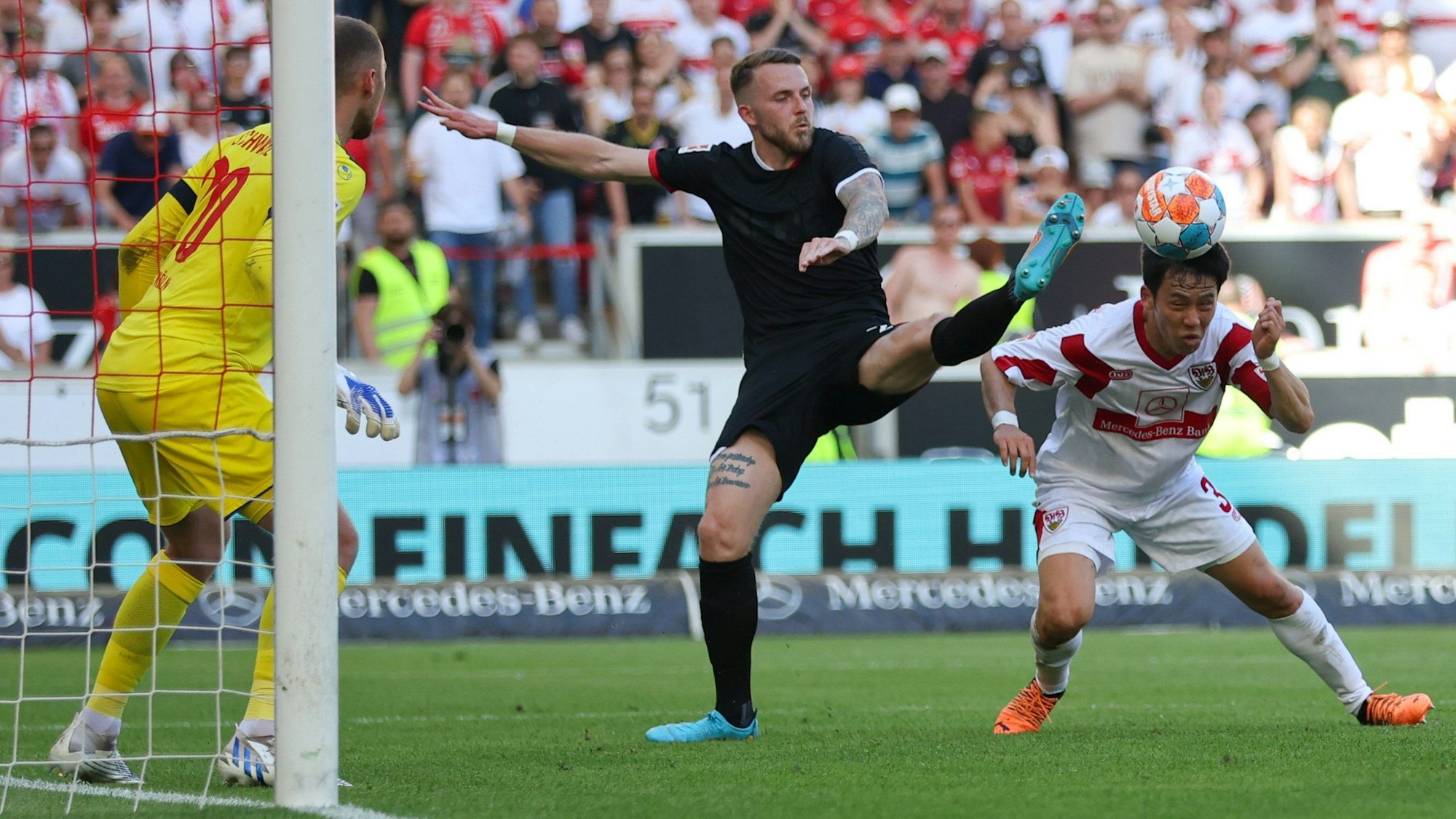 Wataru Endo trifft für den VfB Stuttgart gegen den 1. FC Köln.