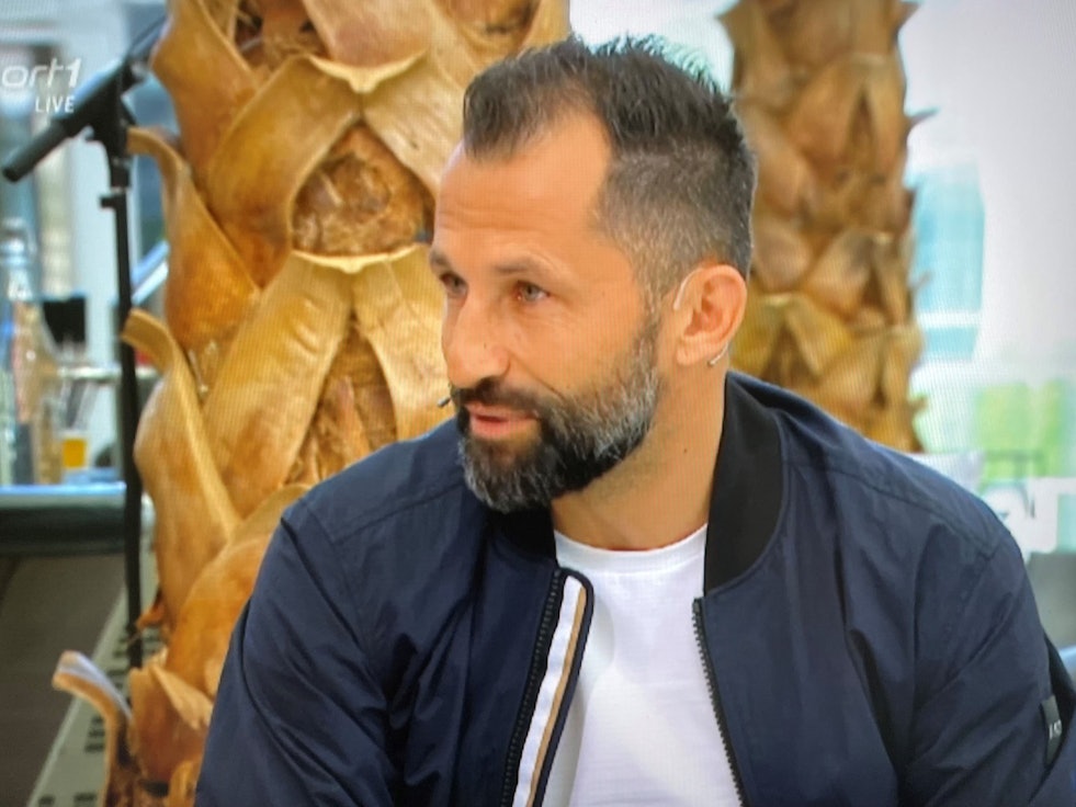 Beim Doppelpass auf Sport1 steht Bayerns Salihamidžić Frage und Antwort von Moderator Florian König.