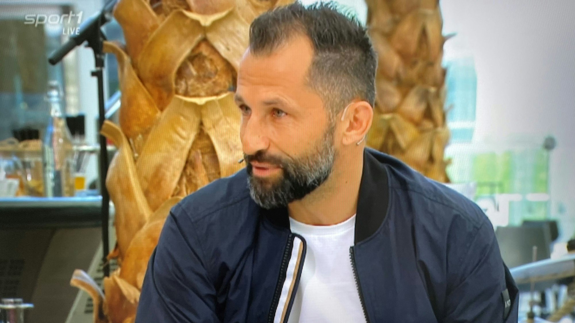 Beim Doppelpass auf Sport1 steht Bayerns Salihamidžić Frage und Antwort von Moderator Florian König.