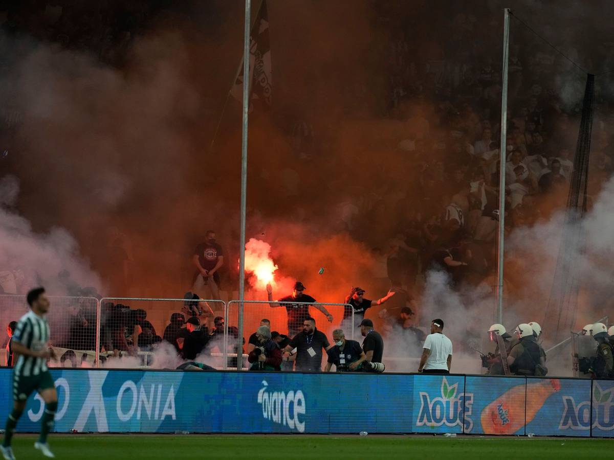 Der 1:0 (1:0)-Sieg von Panathinaikos Athen gegen Paok Saloniki im Endspiel des griechischen Fußball-Pokals ist am Samstagabend von Ausschreitungen überschattet worden.