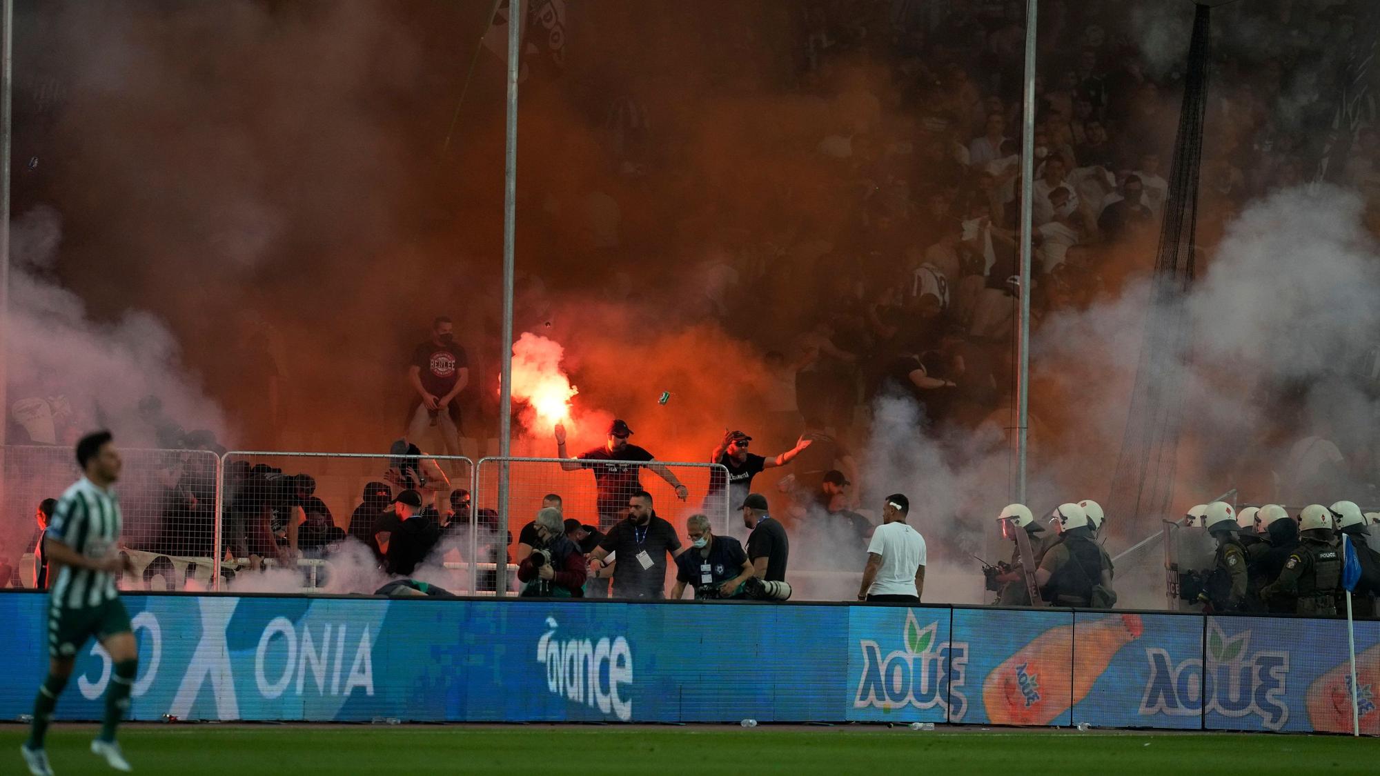 Der 1:0 (1:0)-Sieg von Panathinaikos Athen gegen Paok Saloniki im Endspiel des griechischen Fußball-Pokals ist am Samstagabend von Ausschreitungen überschattet worden.