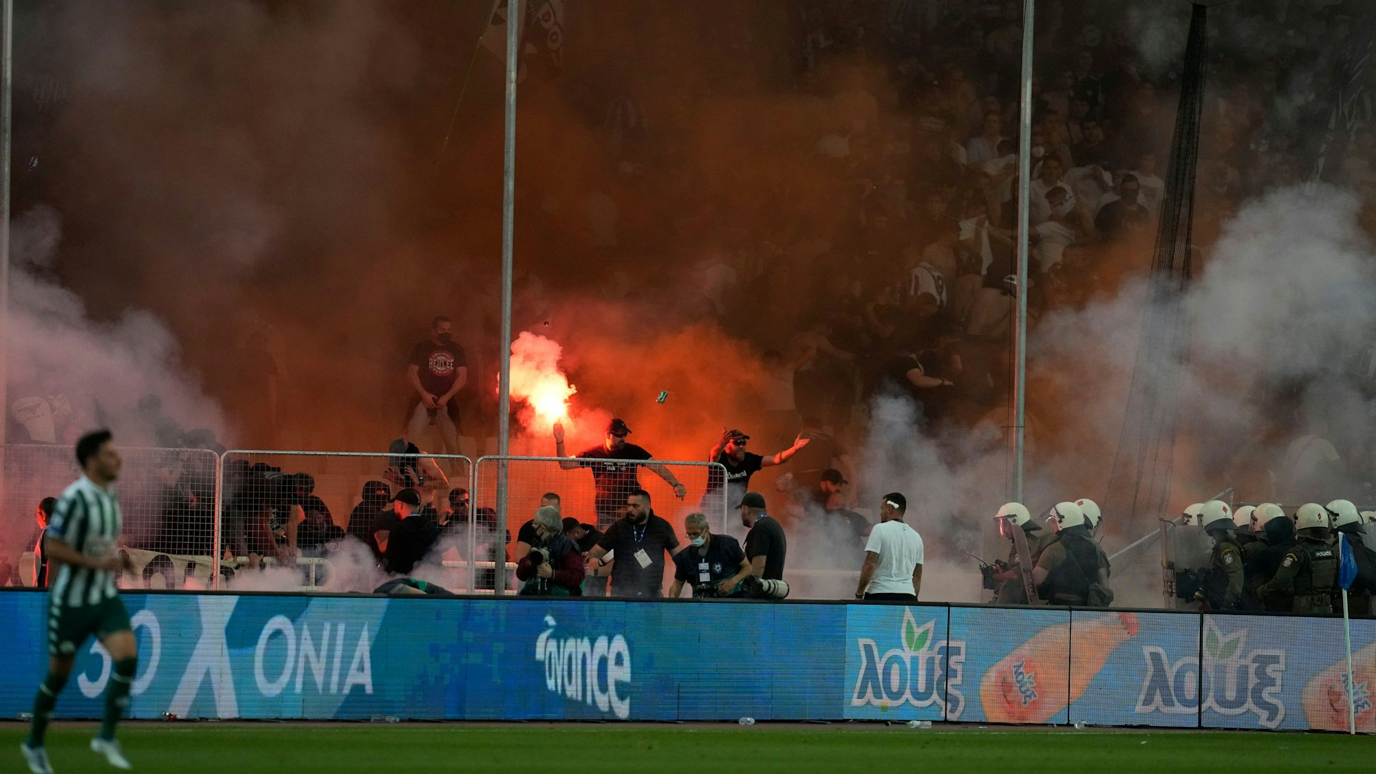 Der 1:0 (1:0)-Sieg von Panathinaikos Athen gegen Paok Saloniki im Endspiel des griechischen Fußball-Pokals ist am Samstagabend von Ausschreitungen überschattet worden.