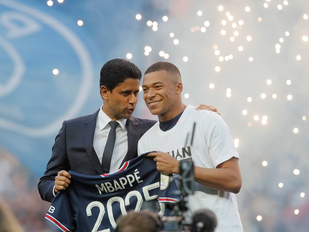 PSG Präsident Nasser Al-Khelaifi (l.) mit Kylian Mbappe (r.) vor dem Ligaspiel gegen FC Metz im Parc des Princes.