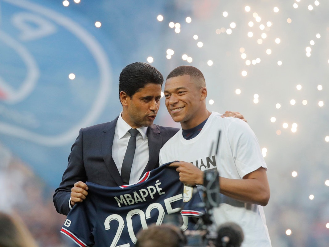 PSG Präsident Nasser Al-Khelaifi (l.) mit Kylian Mbappe (r.) vor dem Ligaspiel gegen FC Metz im Parc des Princes.