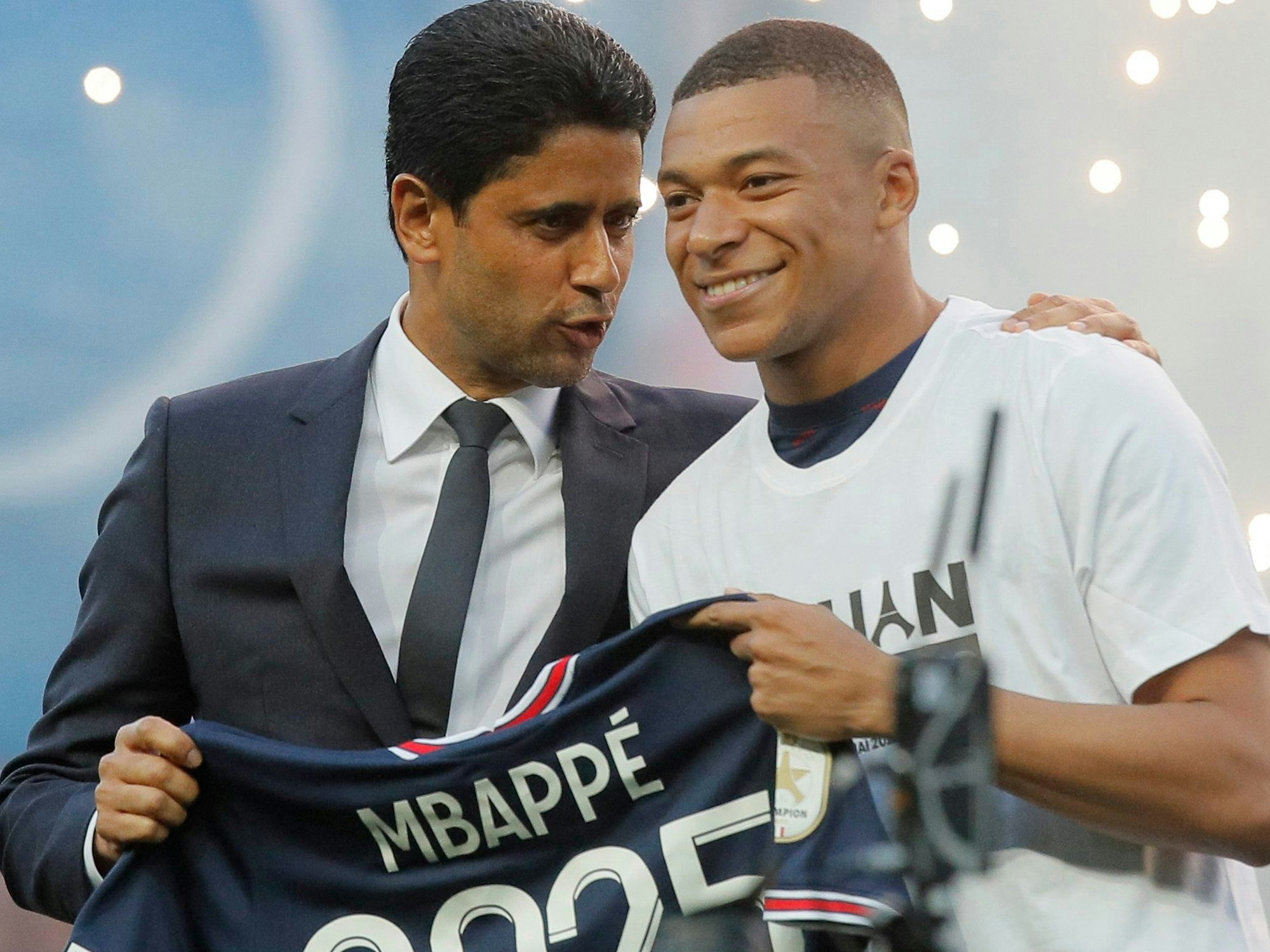 PSG Präsident Nasser Al-Khelaifi (l.) mit Kylian Mbappe (r.) vor dem Ligaspiel gegen FC Metz im Parc des Princes.