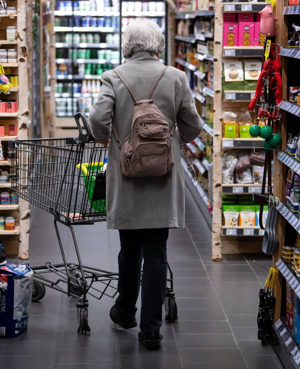 Der Hersteller Santa Maria ruft das Produkt „Bio Tortilla Chips salted“ zurück. Das Foto zeigt eine Frau mit Einkaufswagen im Supermarkt.