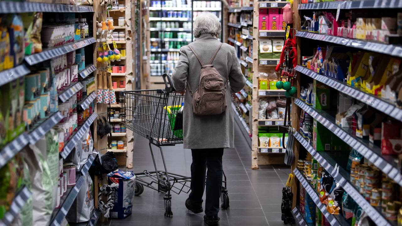 Der Hersteller Santa Maria ruft das Produkt „Bio Tortilla Chips salted“ zurück. Das Foto zeigt eine Frau mit Einkaufswagen im Supermarkt.
