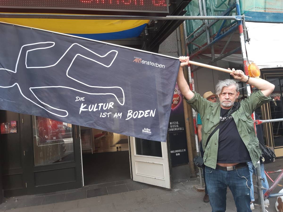 Demonstrant am 22 Mai vor der Volksbühne am Rudolfplatz in Köln.