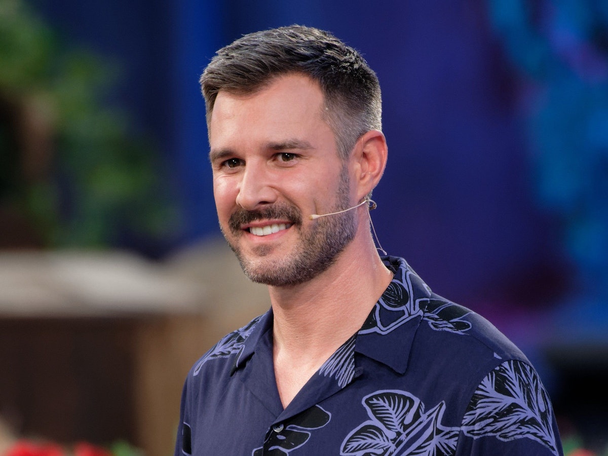 Der Moderator Jochen Schropp steht bei der SAT1 Show "Promi Big Brother" 2020 in Studio.