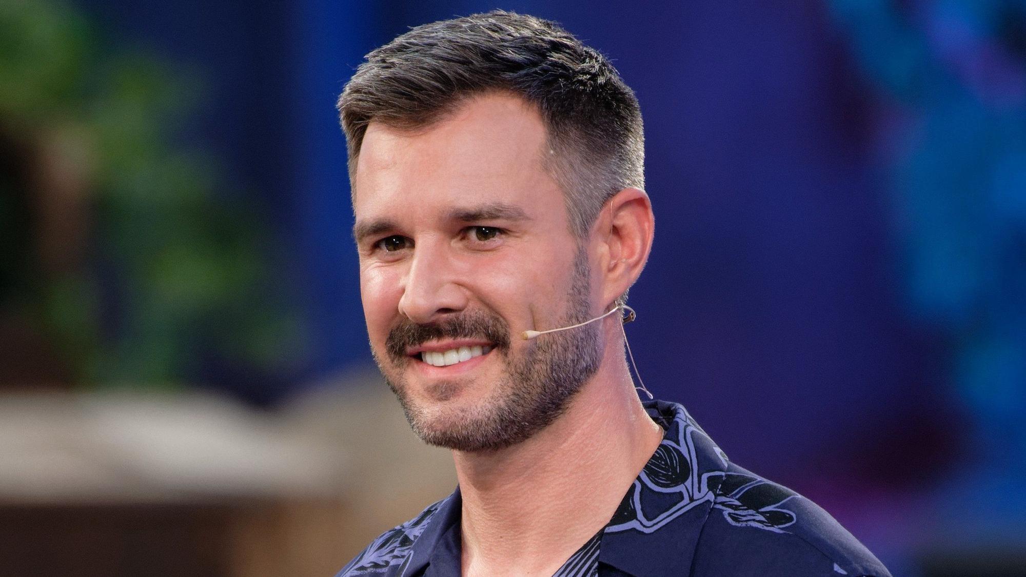 Der Moderator Jochen Schropp steht bei der SAT1 Show "Promi Big Brother" 2020 in Studio.