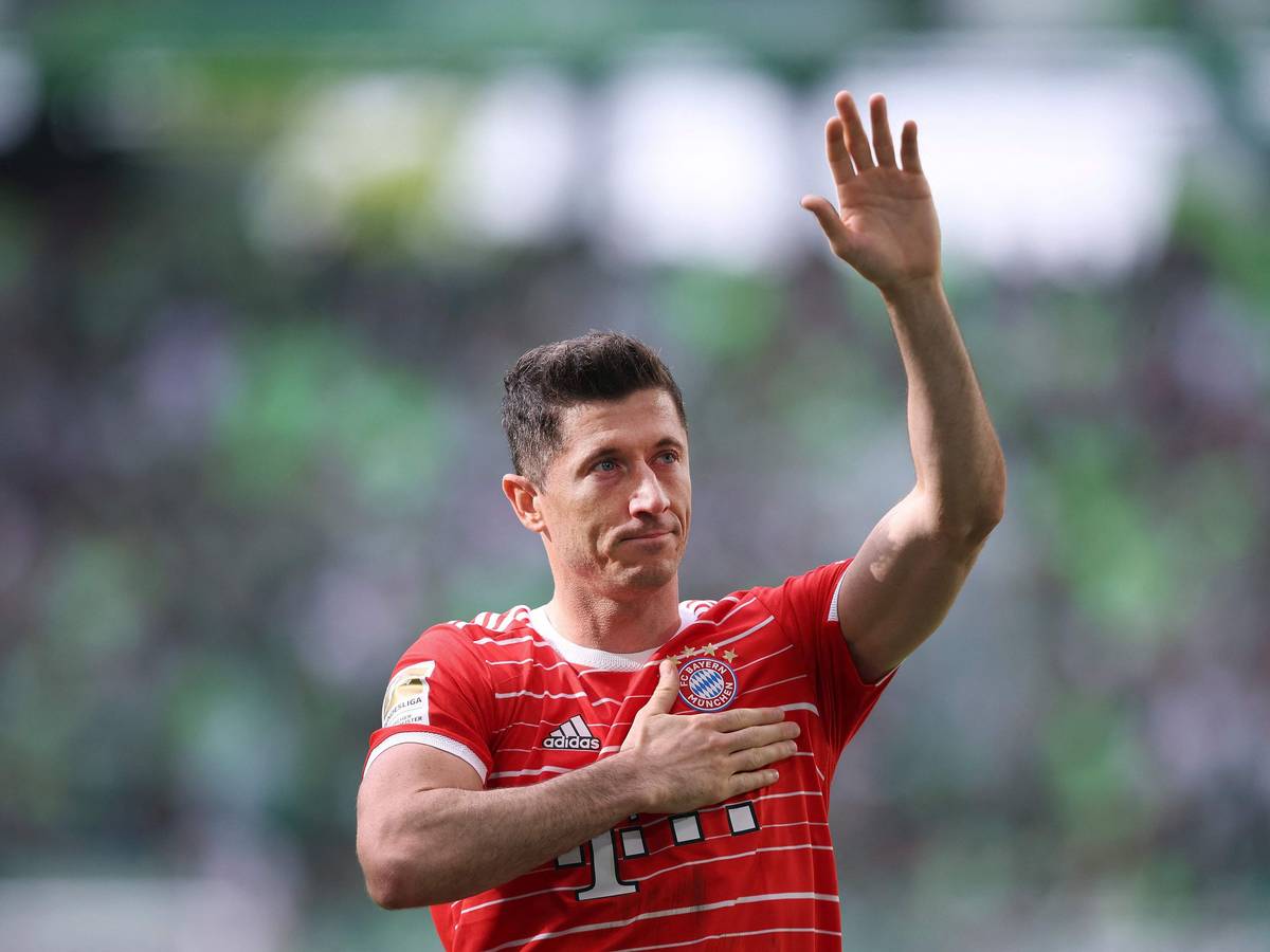 Robert Lewandowski winkt den Fans.