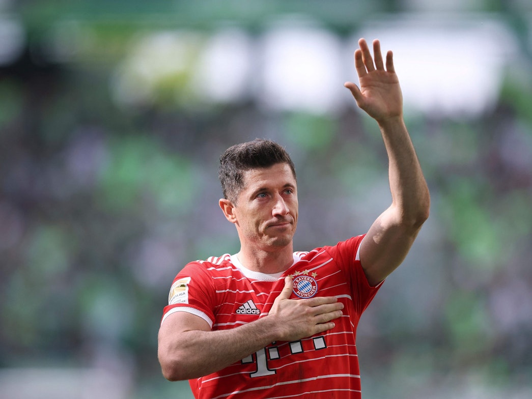 Robert Lewandowski winkt den Fans.