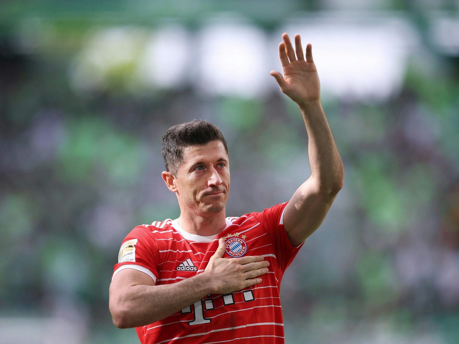 Robert Lewandowski winkt den Fans.