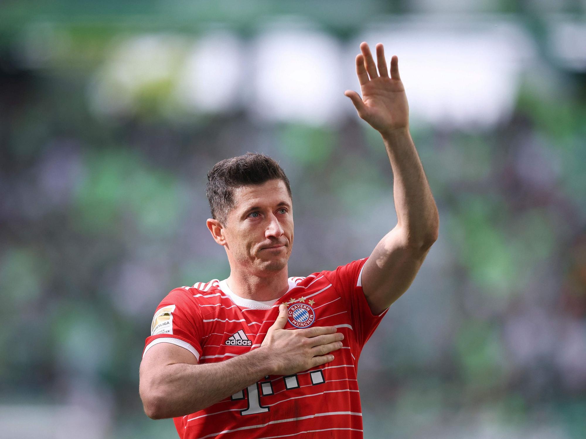 Robert Lewandowski winkt den Fans.