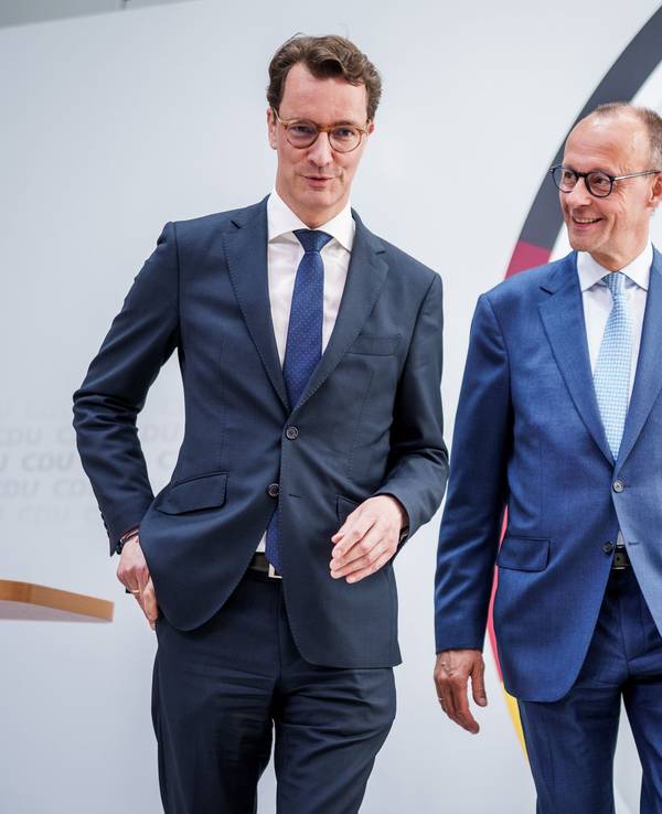 Hendrik Wüst (CDU), Ministerpräsident von Nordrhein-Westfalen, geht neben Friedrich Merz, CDU Bundesvorsitzender, nach einer Pressekonferenz nach der Sitzung des CDU-Bundesvorstands in der Parteizentrale.