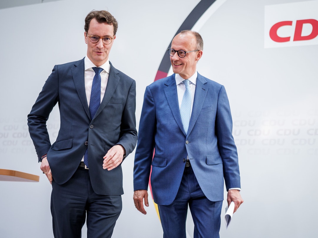 Hendrik Wüst (CDU), Ministerpräsident von Nordrhein-Westfalen, geht neben Friedrich Merz, CDU Bundesvorsitzender, nach einer Pressekonferenz nach der Sitzung des CDU-Bundesvorstands in der Parteizentrale.