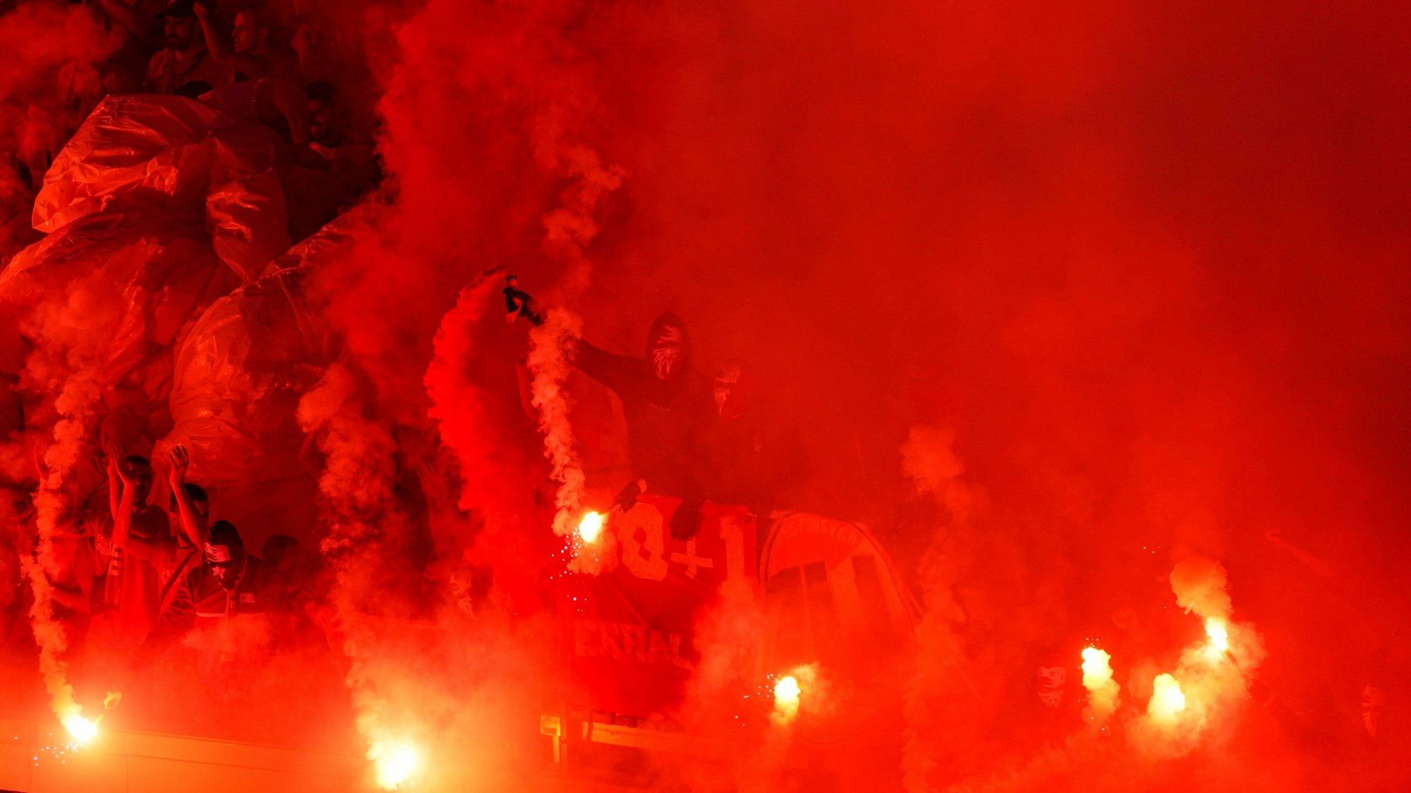 Freiburger Fans brennen Pyrotechnik ab.