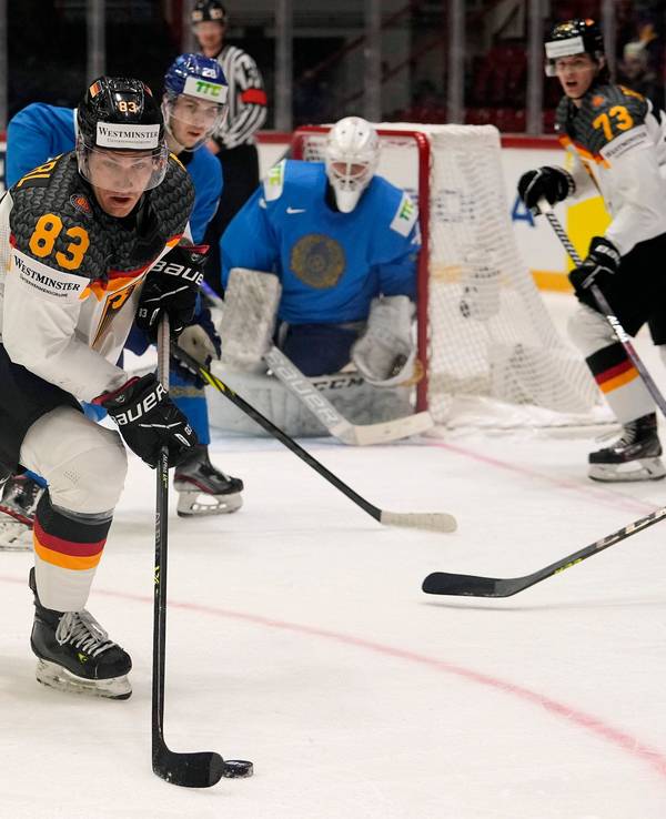 Der deutsche Eishockeyspieler Leonhard Pföderl kontrolliert den Puck gegen Kasachstan.
