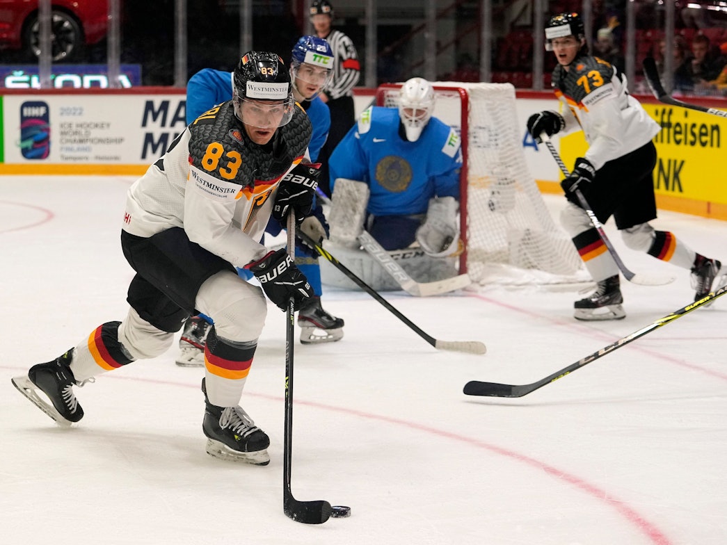Der deutsche Eishockeyspieler Leonhard Pföderl kontrolliert den Puck gegen Kasachstan.