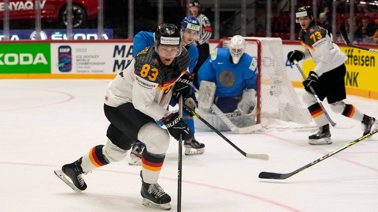 Der deutsche Eishockeyspieler Leonhard Pföderl kontrolliert den Puck gegen Kasachstan.