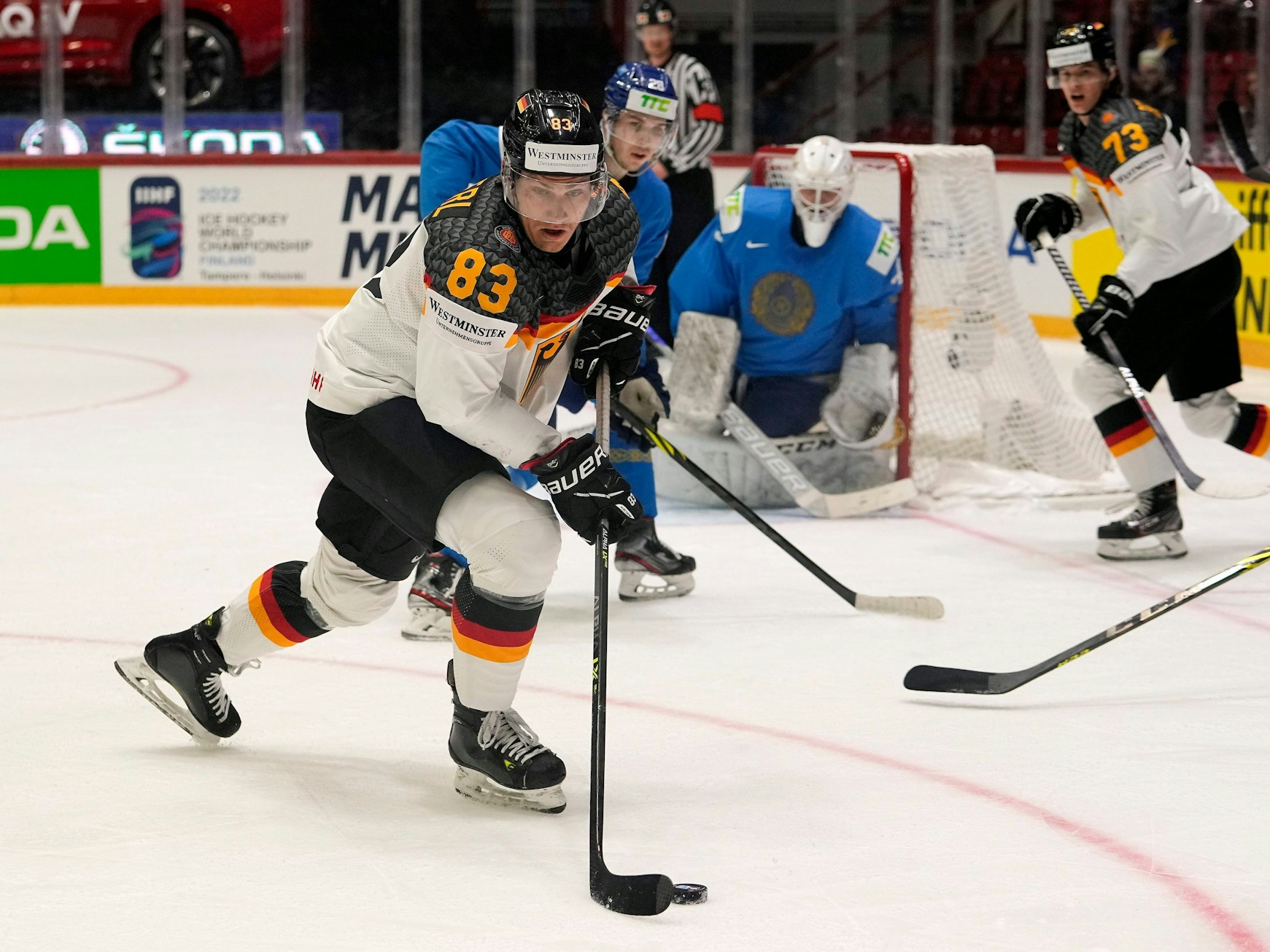 Der deutsche Eishockeyspieler Leonhard Pföderl kontrolliert den Puck gegen Kasachstan.