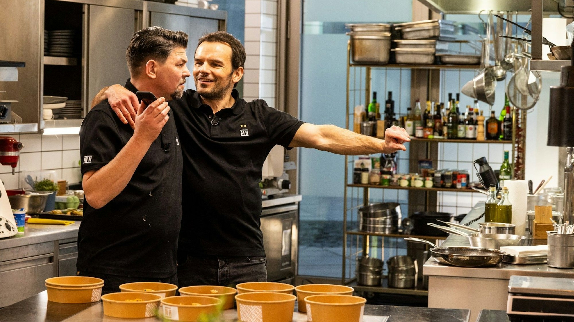 Tim Mälzer (l.) und Steffen Henssler
Die Verwendung des sendungsbezogenen Materials ist nur mit dem Hinweis und Verlinkung auf RTL+ gestattet.