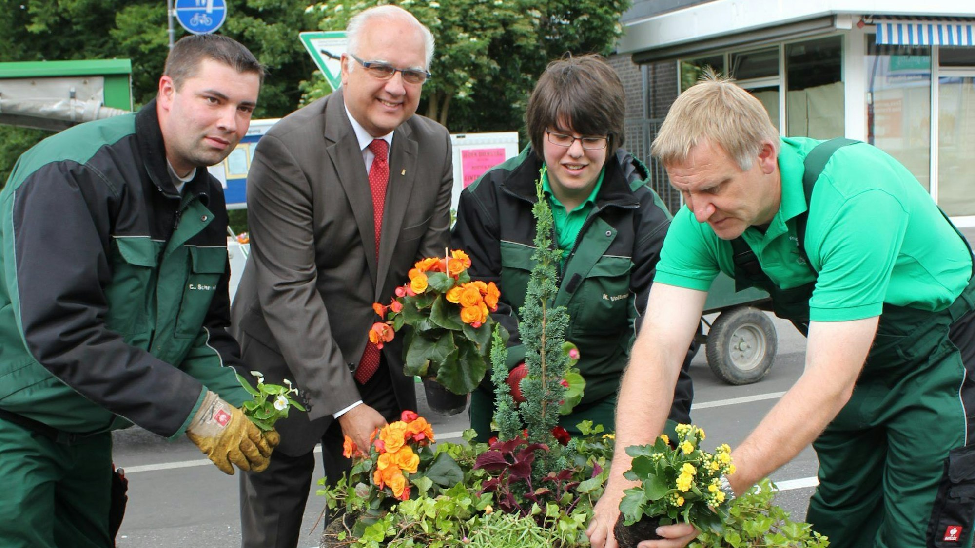 Blumenkübel werden bepflanzt in Holweide
