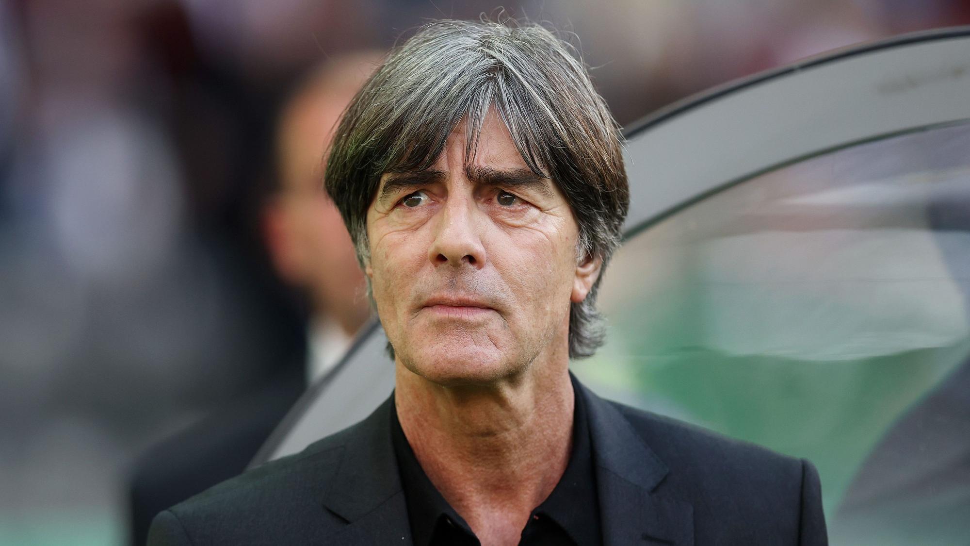 Joachim Löw schaut auf die Tribüne.
