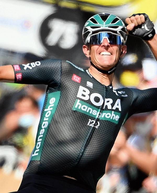 Etappensieger Nils Politt aus Deutschland von Team Bora-Hansgrohe jubelt, als er die Ziellinie überquert.