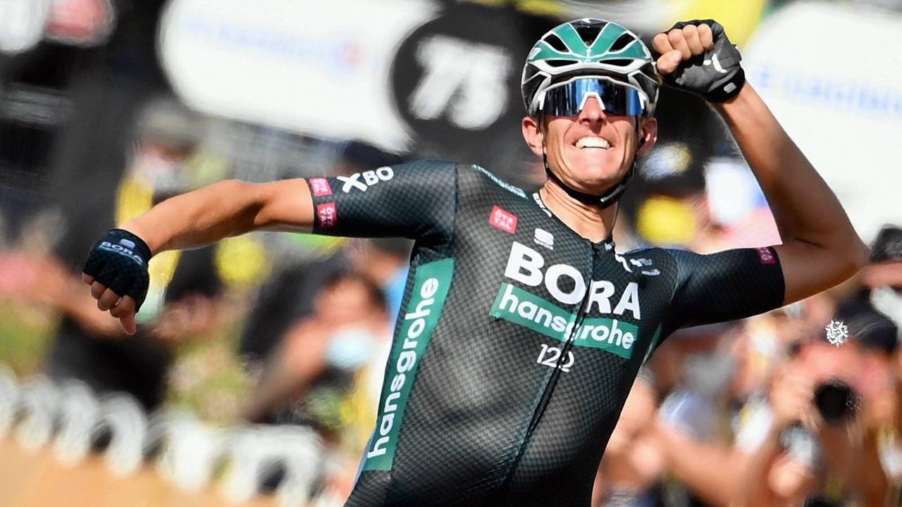 Etappensieger Nils Politt aus Deutschland von Team Bora-Hansgrohe jubelt, als er die Ziellinie überquert.