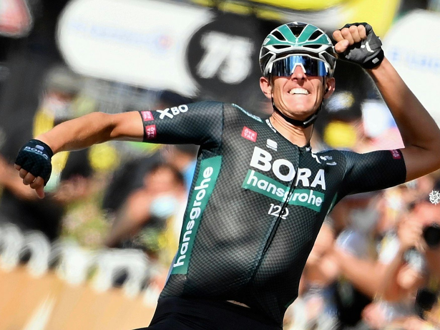 Etappensieger Nils Politt aus Deutschland von Team Bora-Hansgrohe jubelt, als er die Ziellinie überquert.