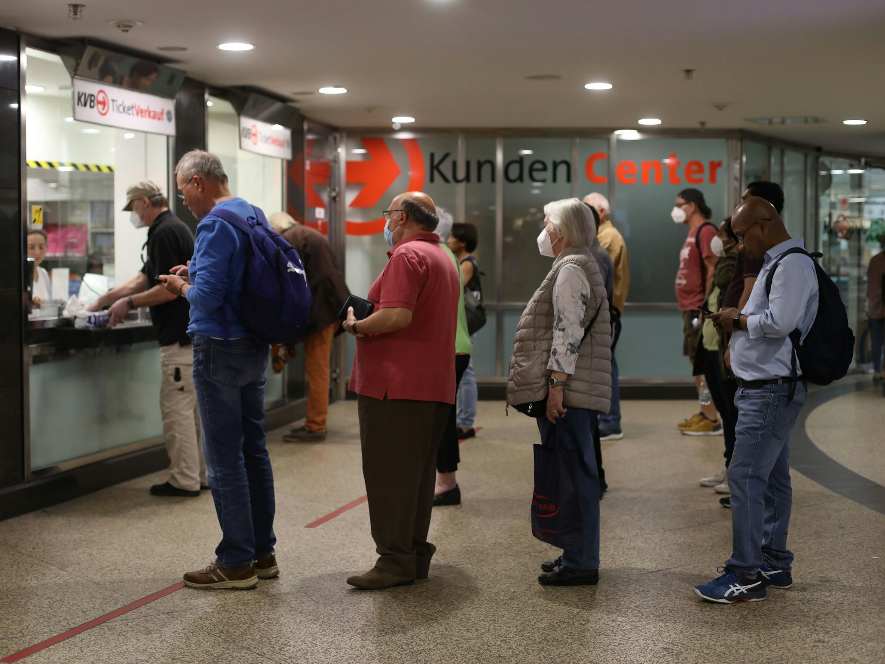 Menschen stehen am Neumarkt Schlange für das 9-Euro-Ticket.