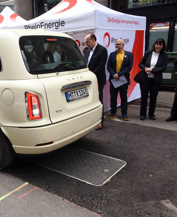 Ein Elektro-Taxi steht auf der induktiven Ladestation.