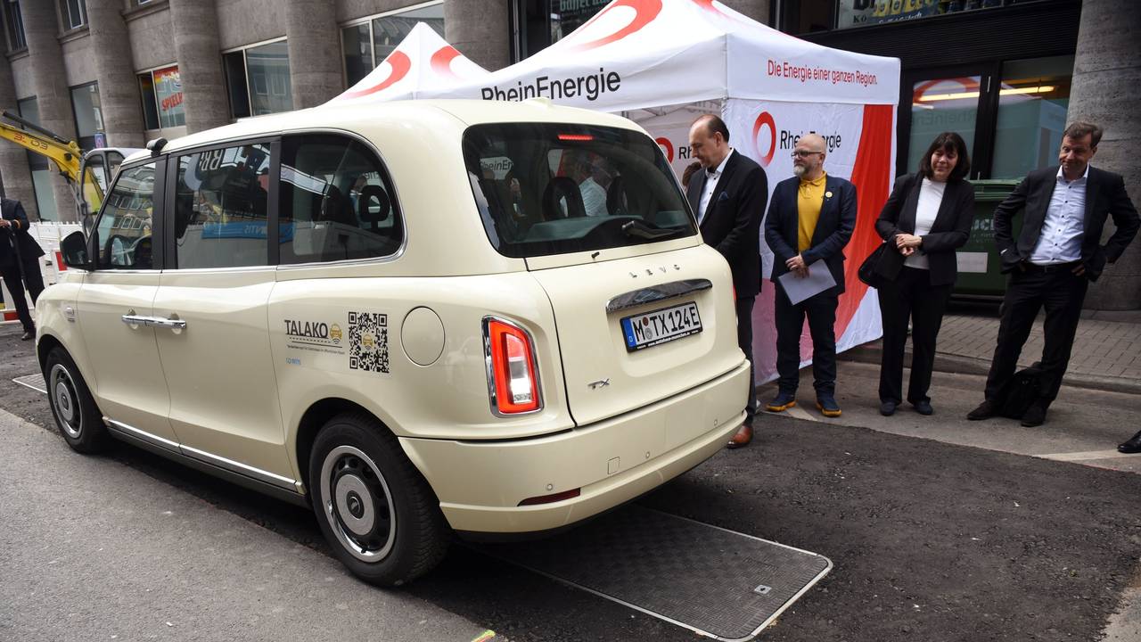 Ein Elektro-Taxi steht auf der induktiven Ladestation.