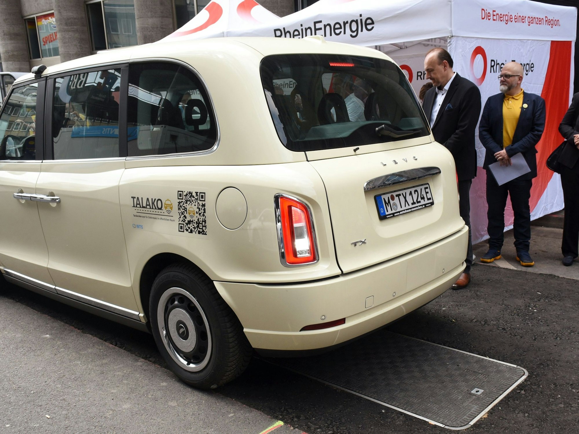 Ein Elektro-Taxi steht auf der induktiven Ladestation.