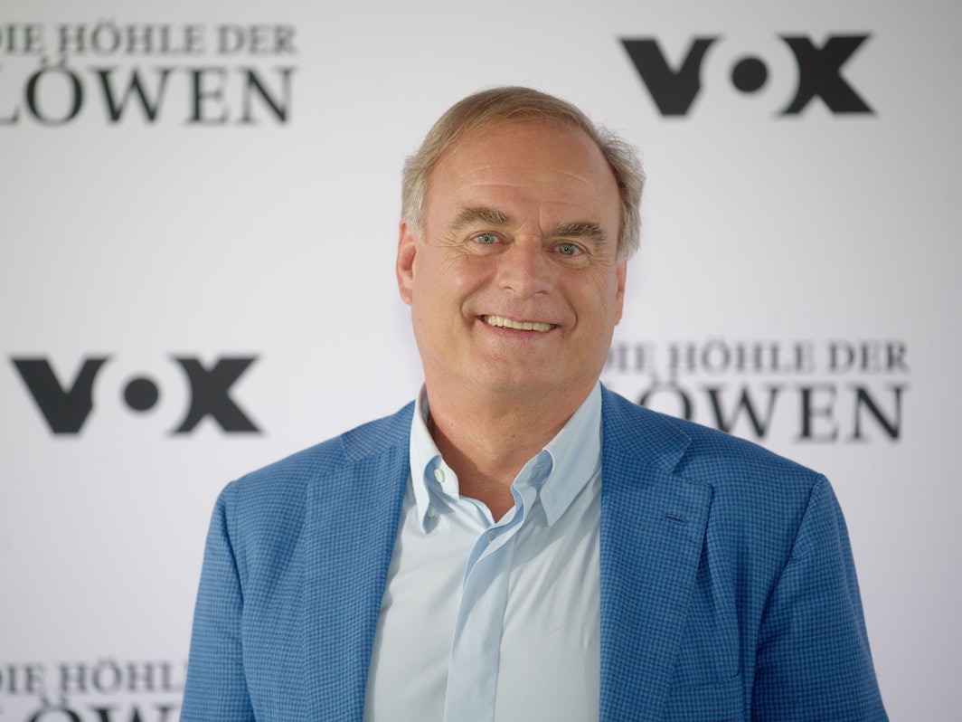 Georg Kofler lachte bei einem Fototermin von der Vox-Show „Die Höhle der Löwen“ im August 2020 in die Kamera.