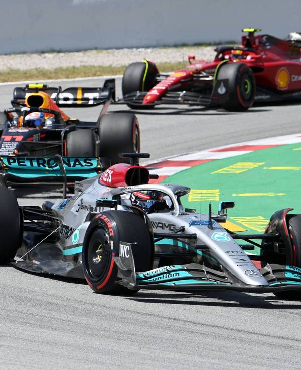 Die Autos von Mercedes, Red Bull und Ferrari im Dreikampf um die vorderen Plätze.
